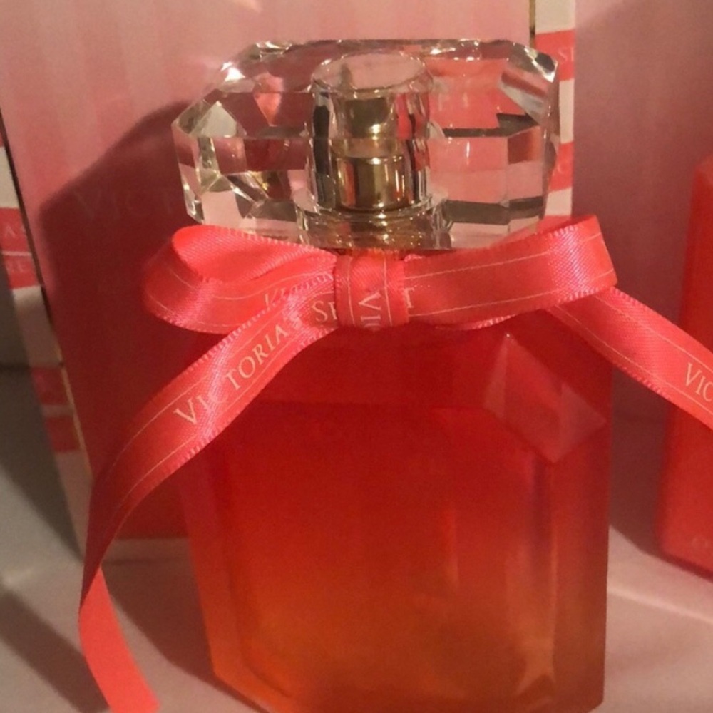 NWT Victoria’s Secret Bombshell Summer 3.4 oz.  Sells for $129 online.  Retired - Picture 6 of 6